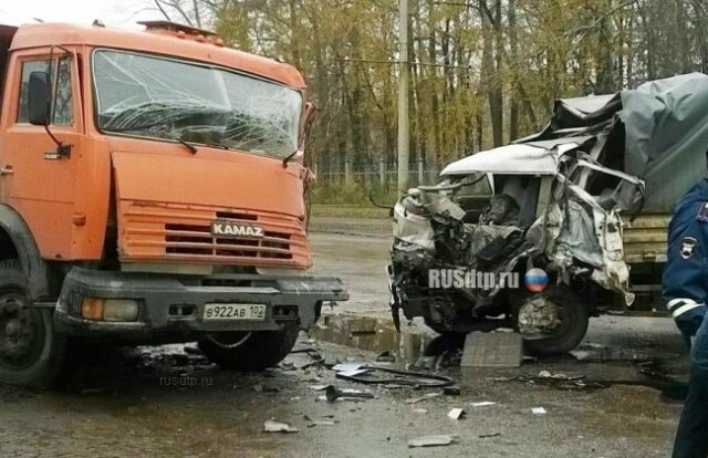 В Уфе в ДТП с КАМАЗом погиб водитель китайского грузовика 