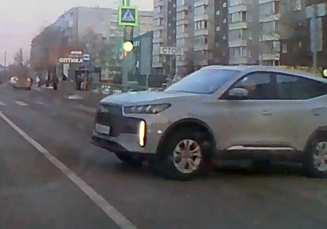 «Выезжал через сплошную»: китайский кроссовер и «Лада Гранта» столкнулись в Красноярске 