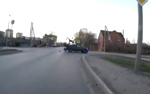 Видеорегистратор запечатлел момент ДТП с участием мотоцикла в Омске 