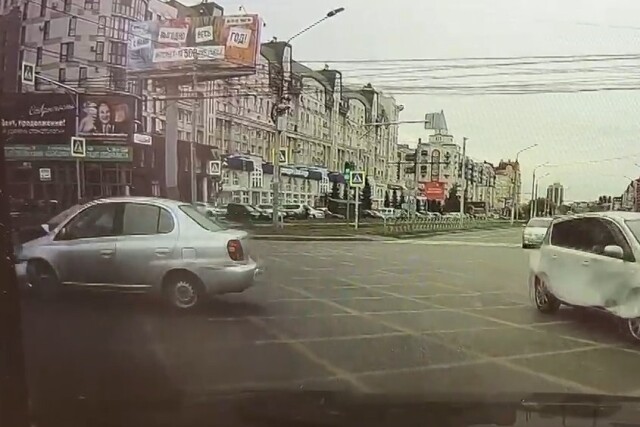 ДТП на перекрестке в Омске: водитель седана совершал поворот налево и не пропустил встречный автомобиль