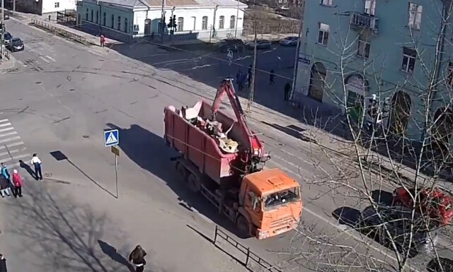 ДТП на перекрестке в Петрозаводске: грузовой автомобиль оборвал провода