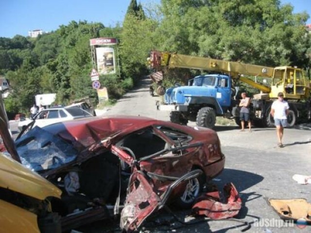 В Сочи при столкновении маршрутки и иномарки погиб человек 