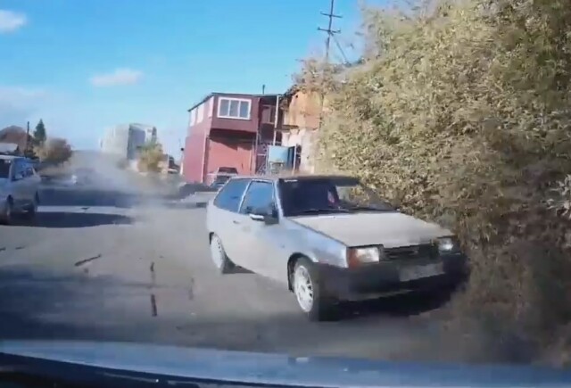 В Омске водитель «Лады» неудачно выполнил обгон и съехал во встречный кювет