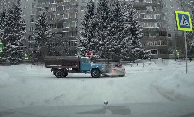 Грузовой автомобиль ГАЗ и универсал не разъехались на перекрестке под Новосибирском