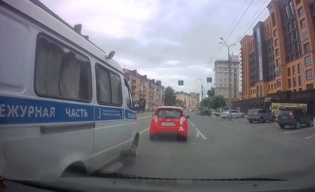 В Омске водитель полицейской «Газели» обиделся и включил «режим учителя»