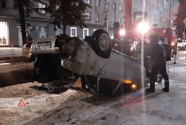 В Курске легковой автомобиль провалился в яму 