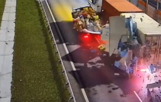 Фургон разорвало на части в результате ДТП на трассе М-12