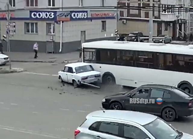 Момент ДТП с участием автобуса в Белгороде