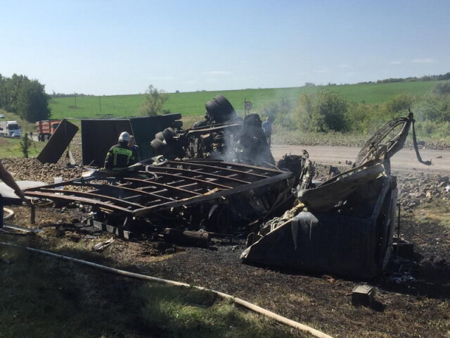 Два грузовика и легковой автомобиль столкнулись в Белгородской области: никто не выжил 