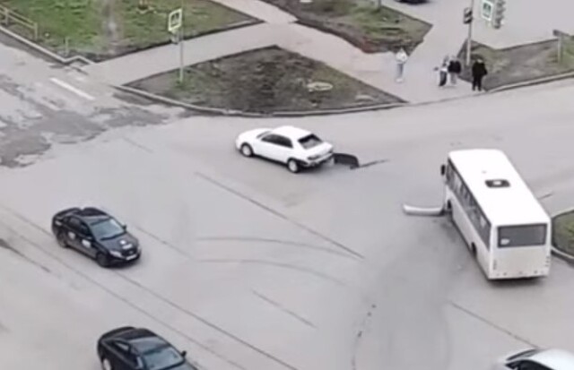 Неудачный разворот в Каменске-Уральском: автобус столкнулся с легковым автомобилем 