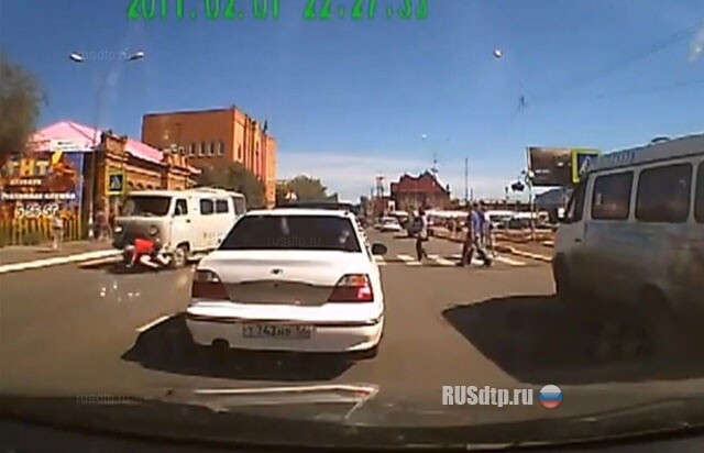 По голове 