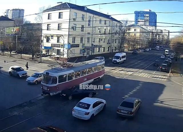 «Лада» столкнулась с трамваем в Волгограде