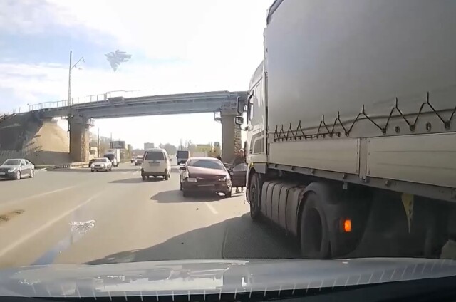 Девушка на «Тойоте» столкнулась с фурой на Бердском шоссе в Новосибирске