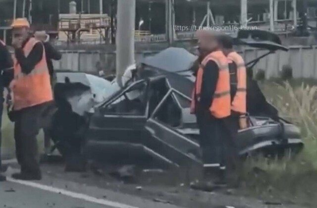 «Лада» врезалась в столб на улице Тэцевской в Казани