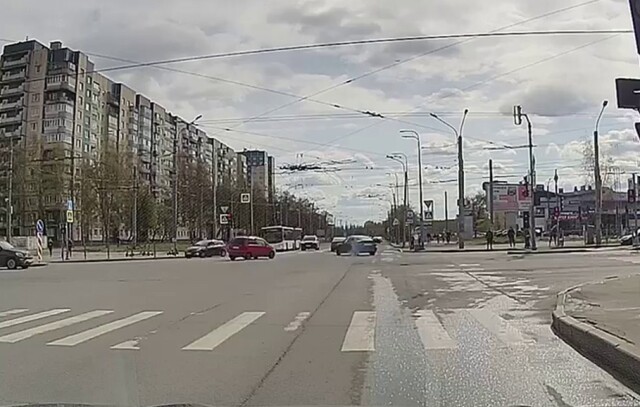 В Петербурге водитель автомобиля BMW решил устроить дрифт на дороге и попал в ДТП 