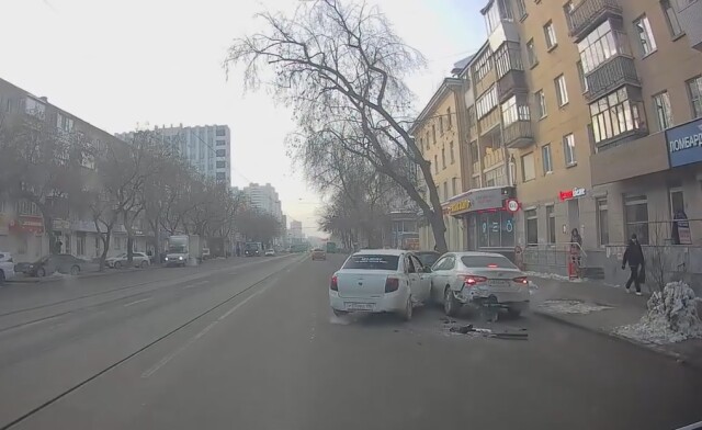 В Екатеринбурге водитель «Гранты» играл в «шашки» за рулем и врезался в припаркованную машину