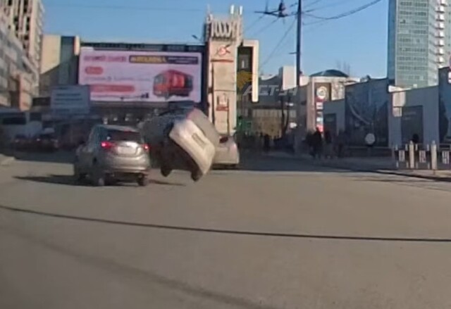 Автомобиль перевернулся в результате ДТП в Новосибирске