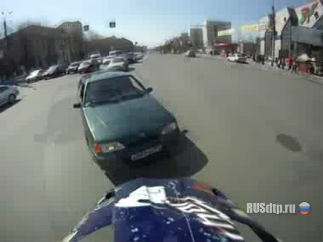 В Челябинске байк на полном ходу влетел в легковушку 