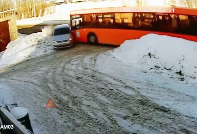 Volkswagen и автобус столкнулись в Нижнем Новгороде