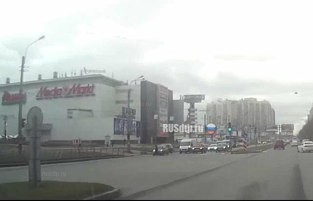 На Коломяжском шоссе водитель «Ниссана» сбил пешехода