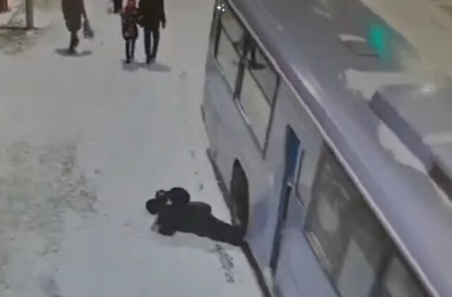 В Петропавловске-Камчатском 72-летняя женщина упал под колеса автобуса 