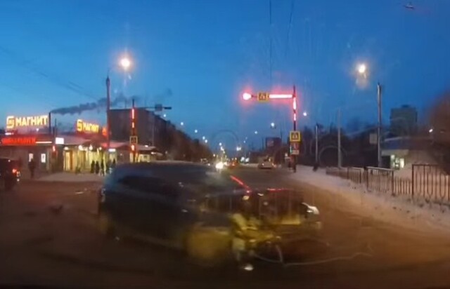 Два автомобиля столкнулись на перекрестке в Мурманске 