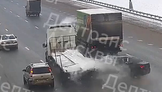 Легковой автомобиль столкнулся с попутным грузовиком на МКАД