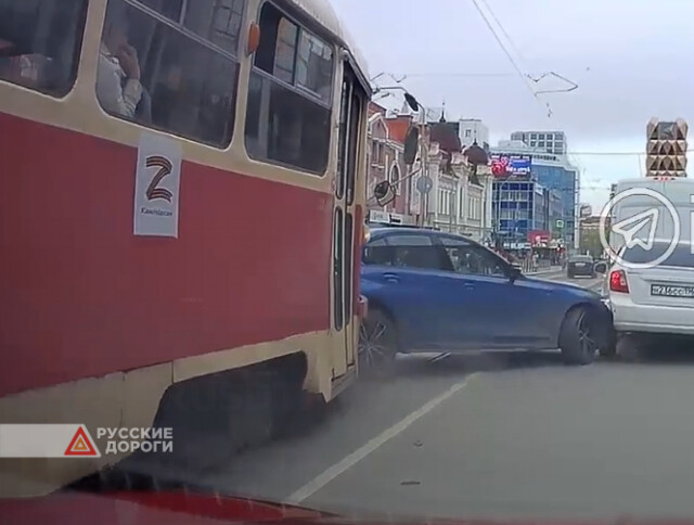 Трамвай и два автомобиля столкнулись в Екатеринбурге