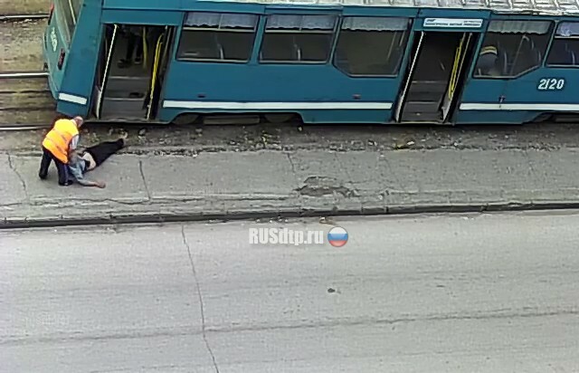 В Новосибирске водитель выбросил из трамвая пассажира