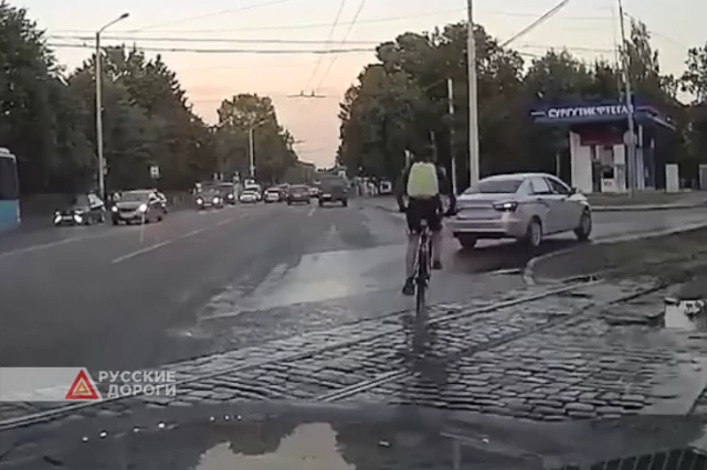 В Калининграде велосипедист избил женщину-водителя