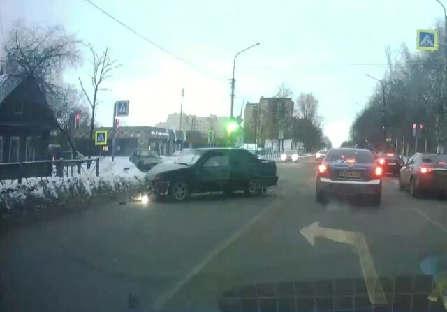 ДТП в Великом Новгороде: водитель «девятки» пытался проскочить перед встречной машиной 