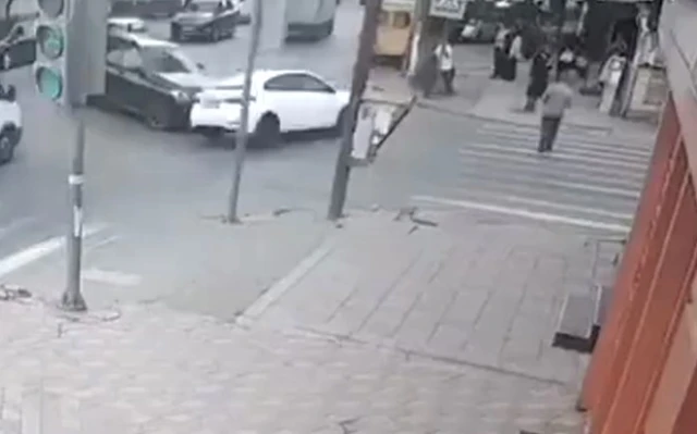 «Пытался уйти от столкновения»: в Махачкале автомобиль выехал на тротуар и сбил женщину