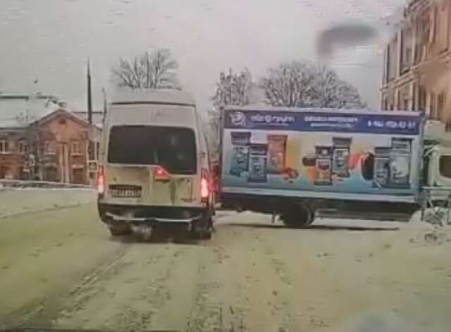 Во Владимире водитель грузового автомобиля сдавал задним ходом и врезался в маршрутку