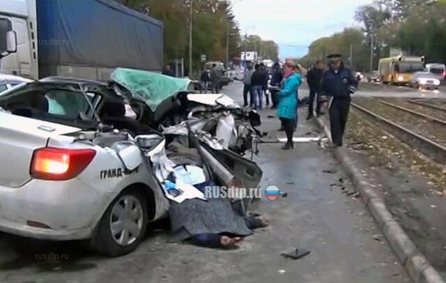 Три человека погибли при столкновении такси с фурой в Новосибирске 