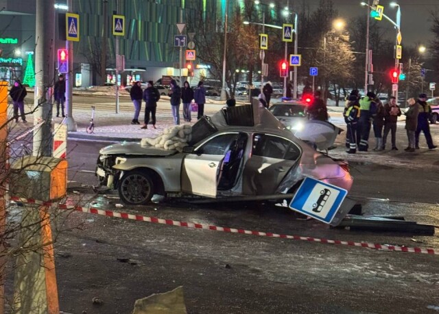 BMW врезался в столб на улице Чертановской в Москве 