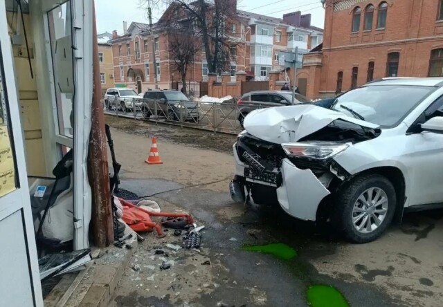 В Костроме автомобиль выехал на тротуар и сбил женщину с ребенком 