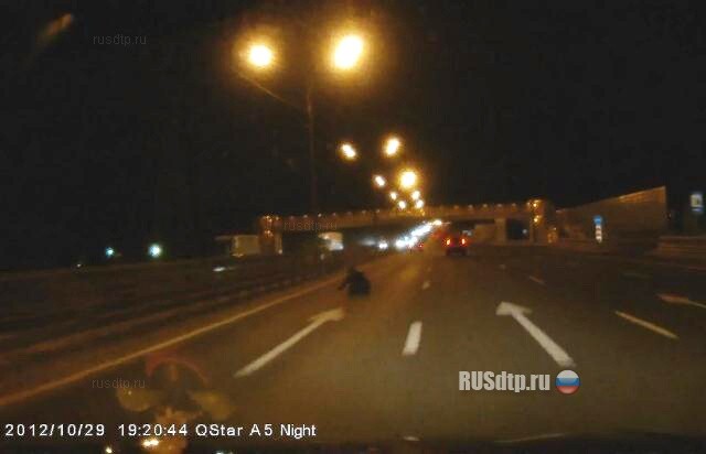 Пешеход на левой полосе 