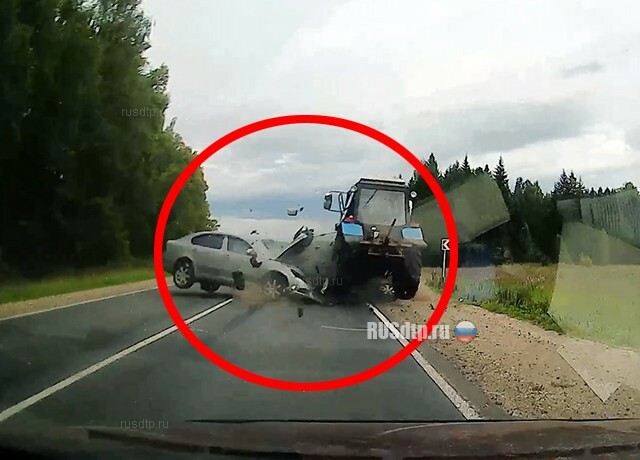 «Шкода» разнесла трактор во Владимирской области. ВИДЕО 