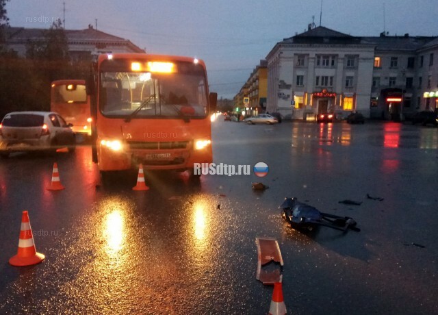 В Воркуте водитель врезался в автобус и сбежал с места ДТП. Видео 