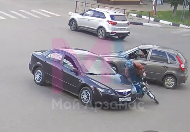 В Арзамасе мотоциклист столкнулся с «Маздой», после чего скрылся в местном парке 