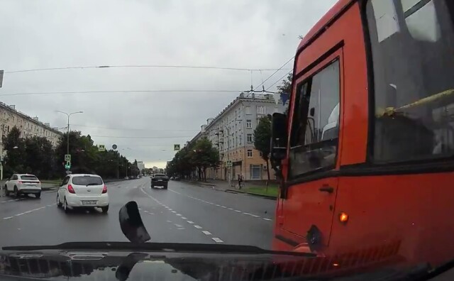 Сдавал сдачу? Водитель маршрутки оторвал зеркало автомобилю в Иванове