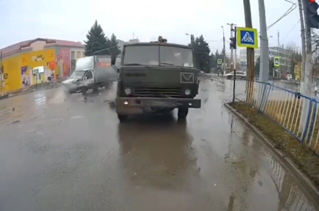 Происшествие в ЛНР: военная колонна попала в ДТП в Антраците