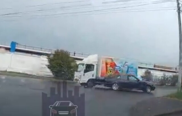 Авария в Красноярске: водитель седана неудачно вошел в поворот