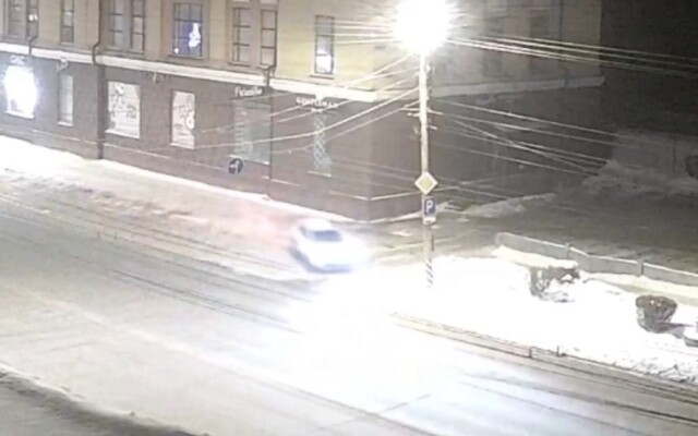 Легковой автомобиль врезался в столб в Омске 