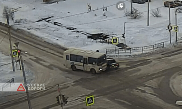Автобус и легковой автомобиль столкнулись на перекрестке в городе Учалы