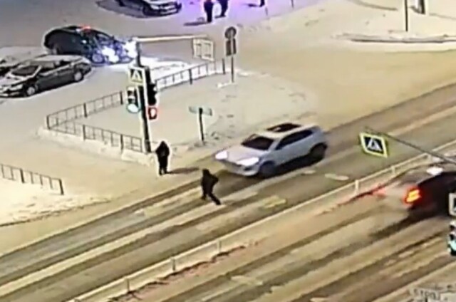 В Нижневартовске сильно пьяный мужчина перебегал дорогу на красный и попал под машину 