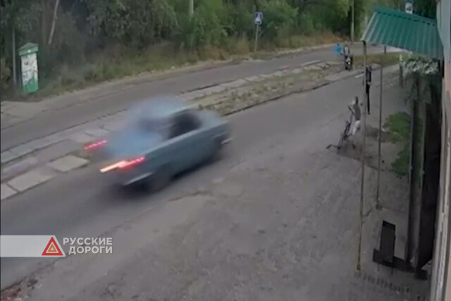 В Донецке автомобиль сбил женщину с ребенком