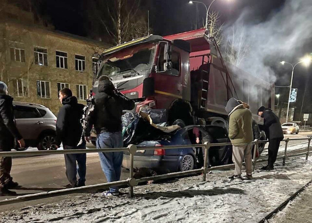 В Петрозаводске самосвал выехал на встречную полосу и врезался в легковой автомобиль: погибли два человека 