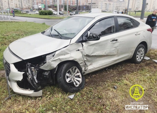 В Петербурге в результате ДТП автомобиль въехал в толпу людей. ВИДЕО 