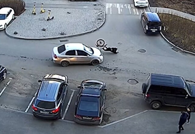 Водитель автомобиля и велосипедист не поделили дорогу в Екатеринбурге